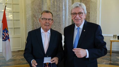 Dr. Ulrich Lenz aus Linden bekam von Ministerpräsident Bouffier das Verdienstkreuz am Bande des Verdienstordens der Bundesrepublik Deutschland ausgehändigt.