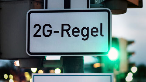 Hinweis-Schild zur 2G-Regel Hinweis-Schild zur 2G-Regel