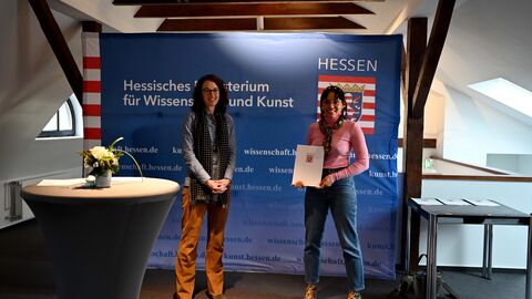 Kunst- und Kulturministerin Angela Dorn (l) mit Haupt-Stipendiatin Joana Tischkau