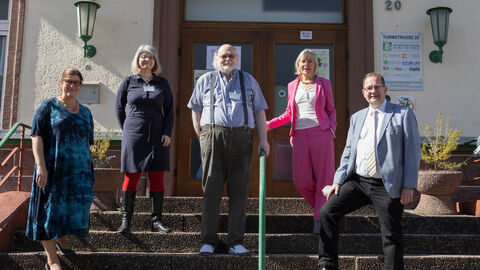 v.l.n.R. Mitarbeiterinnen der Phantastischen Bibliothek Wetzlar, Gründer und Vorstand Thomas Le Blanc, Digitalministerin Prof. Dr. Kristina Sinemus und MdL Frank Steinraths.