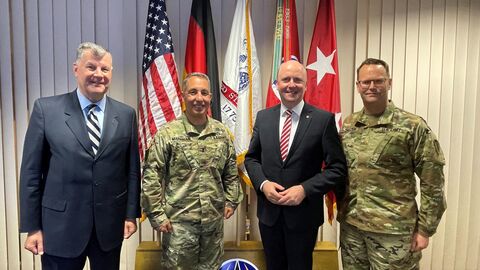 v.l.n.r. Mr. Michael Anderson (European Host Nation Relations), General Stephen J. Maranian (Commanding General) Europastaatssekretär Uwe Becker und Major John Thruelsen