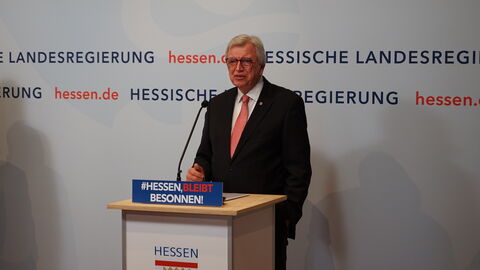 Ministerpräsident Volker Bouffier während der PK Ministerpräsident Volker Bouffier am Rednerpult der Pressekonferenz