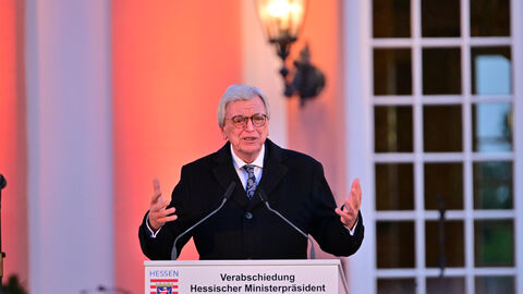 Nach rund zwölf Jahren legt der dienstälteste Regierungschef, Ministerpräsident Volker Bouffier, morgen im Hessischen Landtag sein Amt nieder. Heute Abend wurde er mit einer feierlichen Serenade im Wiesbadener Schloss Biebrich verabschiedet. Unter den Gästen waren viele politische Weggefährten und Freunde des Ministerpräsidenten sowie Vertreter der Kirchen, der Medien, aus der Wirtschaft, dem Sport und der Gesellschaft.