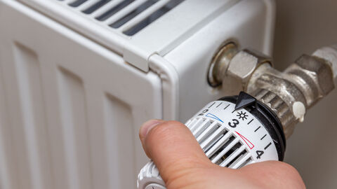 Eine Heizung, deren Knopf gedreht wird