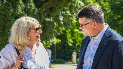 Boris Rhein auf dem Wochenmarkt in Bad Nauheim