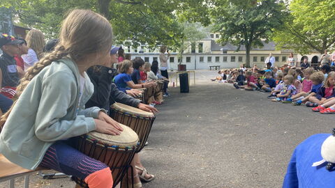 Schiller-Schule Wiesbaden erhält Auszeichnung für Ganztagsangebot Schülerinnen und Schüler der Schiller-Schule Wiesbaden