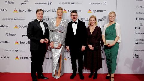 Ministerpräsident Boris Rhein mit seiner Frau Tanja Raab-Rhein (2 v.r.) beim 52. Ball des Sports.