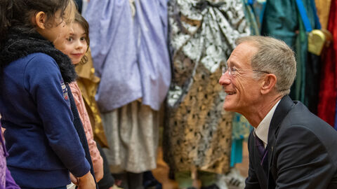 Staatsminister Wintermeyer mit den Sternsingern Staatsminister Wintermeyer vor einem Mädchen, er redet mit ihm auf Augenhöhe
