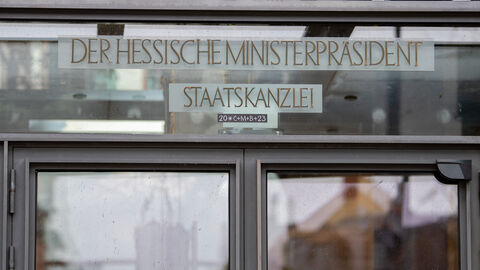 Der Segen über der Tür der Staatskanzlei Der Segen über der Tür der Staatskanzlei