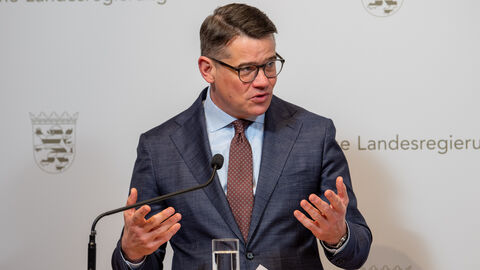 Pressekonferenz zu weiteren Investitionen in den Bildungsstandort Hessen Ministerpräsident Boris Rhein bei einer Pressekonferenz