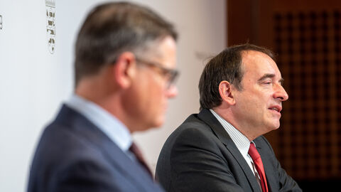 Pressekonferenz zu weiteren Investitionen in den Bildungsstandort Hessen Ministerpräsident Boris Rhein (im Vordergrund) und Kultusminister Alexander Lorz (im Hintergrund) bei einer Pressekonferenz