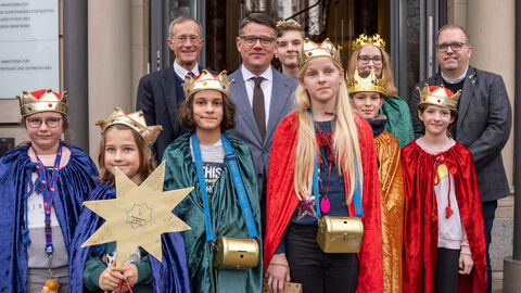 Staatsminister Wintermeyer und Ministerpräsident Rhein mit einer Gruppe Sternsinger vor der Staatskanzlei Staatsminister Wintermeyer und Ministerpräsident Rhein mit einer Gruppe Sternsinger vor der Staatskanzlei