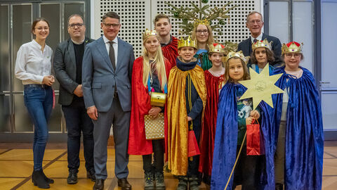 Eine Gruppe Sternsinger mit Staatsminister Wintermeyer und Ministerpräsident Rhein Eine Gruppe Sternsinger mit Staatsminister Wintermeyer und Ministerpräsident Rhein in der Staatskanzlei