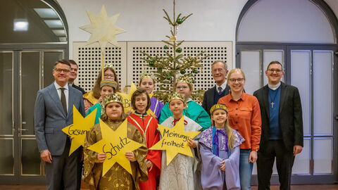 Sternsinger in der Staatskanzlei Sternsinger in der Staatskanzlei mit Ministerpräsident Rhein und Staatsminister Wintermeyer