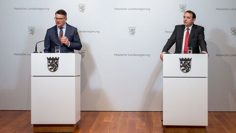 Ministerpräsident Boris Rhein und Kultusminister Alexander Lorz stellen weitere Investitionen in den Bildungsstandort Hessen vor. Ministerpräsident Boris Rhein und Kultusminister Alexander Lorz bei einer Pressekonferenz
