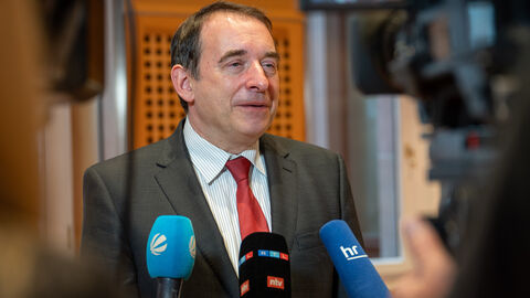 Pressekonferenz zu weiteren Investitionen in den Bildungsstandort Hessen Kultusminister Alexander Lorz steht Vertreterinnen und Vertretern der Medien Rede und Antwort.