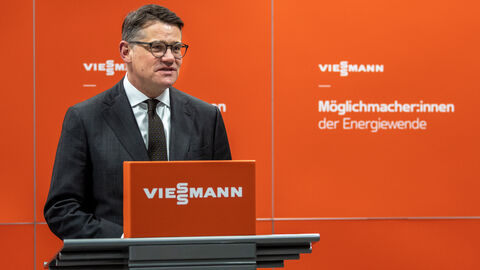 Ministerpräsident Boris Rhein hält eine Rede bei seinem Besuch des Familienunternehmens Viessmann in Allendorf (Eder).