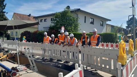 Auf Baustellenbesuch in Bad Homburg: Finanzminister Boddenberg (5.v.r.) und IHK Frankfurt-Präsident Caspar (rechts) mit Schuchmann-Geschäftsführer Voß (3.v.r.) und einigen Mitarbeiterinnen und Mitarbeitern. Auf Baustellenbesuch in Bad Homburg: Finanzminister Boddenberg (5.v.r.) und IHK Frankfurt-Präsident Caspar (rechts) mit Schuchmann-Geschäftsführer Voß (3.v.r.) und einigen Mitarbeiterinnen und Mitarbeitern.