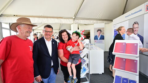Ministerpräsident Boris Rhein besucht den "Treffpunkt Hessen" auf dem Hessentag. 