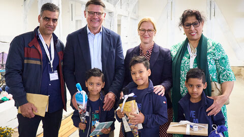 Ministerpräsident Boris Rhein und seine Frau Tanja Raab-Rhein mit Mehrlingen im Hessenpark in Neu-Anspach. Ministerpräsident Boris Rhein und seine Frau Tanja Raab-Rhein mit Mehrlingen im Hessenpark in Neu-Anspach.