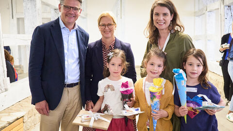 Ministerpräsident Boris Rhein und seine Frau Tanja Raab-Rhein mit Mehrlingen im Hessenpark in Neu-Anspach. Ministerpräsident Boris Rhein und seine Frau Tanja Raab-Rhein mit Mehrlingen im Hessenpark in Neu-Anspach.