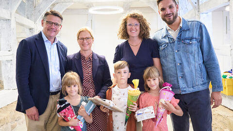 Ministerpräsident Boris Rhein und seine Frau Tanja Raab-Rhein mit Mehrlingen im Hessenpark in Neu-Anspach. Ministerpräsident Boris Rhein und seine Frau Tanja Raab-Rhein mit Mehrlingen im Hessenpark in Neu-Anspach.