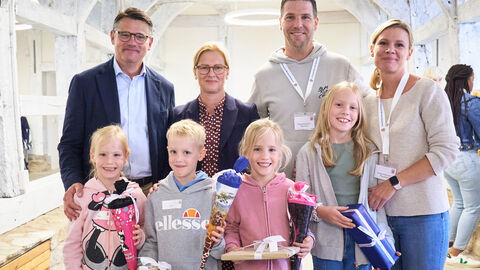 Ministerpräsident Boris Rhein und seine Frau Tanja Raab-Rhein mit Mehrlingen im Hessenpark in Neu-Anspach. Ministerpräsident Boris Rhein und seine Frau Tanja Raab-Rhein mit Mehrlingen im Hessenpark in Neu-Anspach.