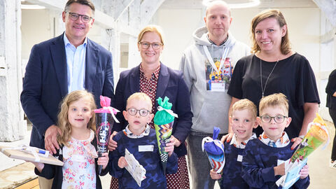 Ministerpräsident Boris Rhein und seine Frau Tanja Raab-Rhein mit Mehrlingen im Hessenpark in Neu-Anspach. Ministerpräsident Boris Rhein und seine Frau Tanja Raab-Rhein mit Mehrlingen im Hessenpark in Neu-Anspach.
