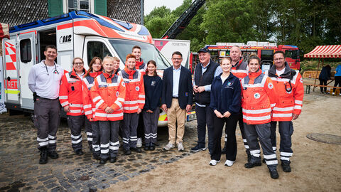 Ministerpräsident Boris Rhein beim Drillingstreffen 2023 mit Feuerwehreinsatzkräften im Hessenpark in Neu-Anspach. Ministerpräsident Boris Rhein beim Drillingstreffen 2023 mit Feuerwehreinsatzkräften im Hessenpark in Neu-Anspach.