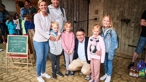 Ministerpräsident Boris Rhein mit Mehrlingen im Hessenpark in Neu-Anspach. Ministerpräsident Boris Rhein mit Mehrlingen im Hessenpark in Neu-Anspach.