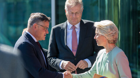 Ministerpräsident Rhein und EU-Kommissionspräsidentin von der Leyen Ministerpräsident Rhein begrüßt Ursula von der Leyen. Im Hintergrund eine weitere Person
