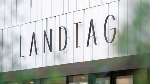 Schriftzug "Landtag" über dem Eingangsbereich des hessischen Landtags.