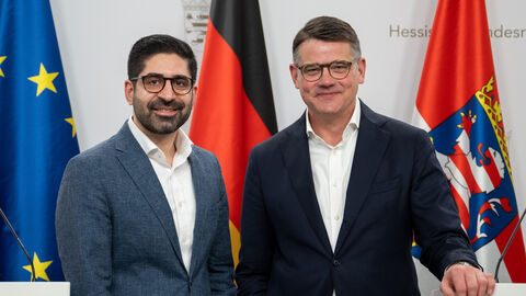 Wirtschaftsminister Kaweh Mansoori und Ministerpräsident Boris Rhein Wirtschaftsminister Kaweh Mansoori und Ministerpräsident Boris Rhein stehen nebeneinander und schauen in die Kamera für ein Foto