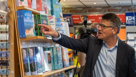 Ministerpräsident Boris Rhein in „Hessens bester Dorfbuchhandlung“ 2023, der Buchhandlung „Lesezeichen“ aus Lauterbach
