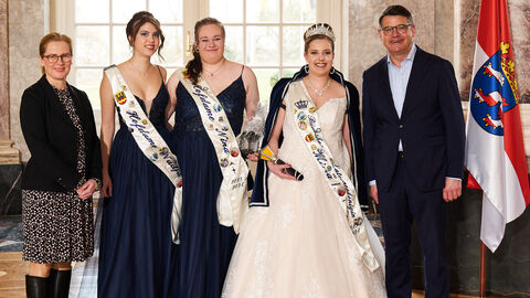 Ministerpräsident Boris Rhein empfängt gemeinsam mit seiner Frau Tanja Raab-Rhein die Büdesheimer Laternenkönigin Miria I. mit ihren Hofdamen Nina und Nadja im Wiesbadener Schloss Biebrich; Miria Claßen, Nina Anders und Nadja Henrich.