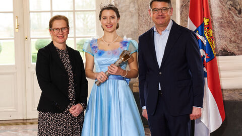 Ministerpräsident Boris Rhein empfängt gemeinsam mit seiner Frau Tanja Raab-Rhein die Bad Homburger Laternenkönigin Marina I. im Wiesbadener Schloss Biebrich; Marina Laqua. 