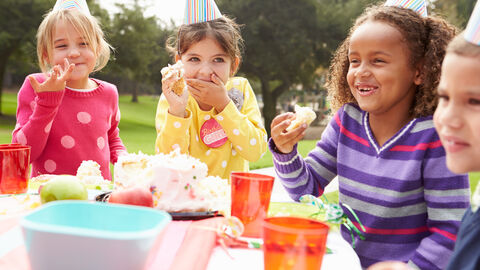 Happy birthday Lachende Kinder am Tisch feiern einen Geburtstag