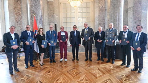 (von links nach rechts): Prof. Dr. Ulf Sibelius, Oliver Pitsch, Maryam Maleki, Helmut Hehn, Holger Weinert, Ministerpräsident Boris Rhein , Werner Reinke, Wilhelm Passet, Oberst Siegfried Zeyer, Erich Lindner, Raimund Trenkler
