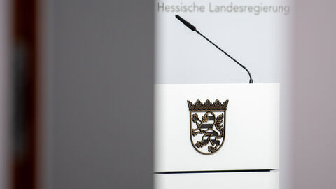 Pressekonferenz zur Vorstellung des Sofort-Programms „11+1 für Hessen“ der Landesregierung Redepult