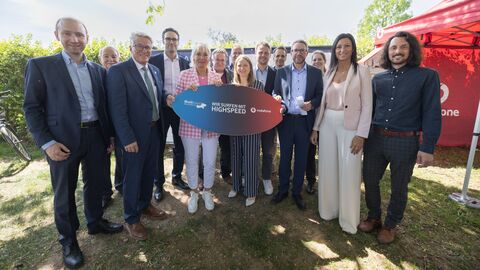 Digitalministerin Sinemus mit weiteren Akteuren gemeinsam zum Gruppenfoto aufgestellt.