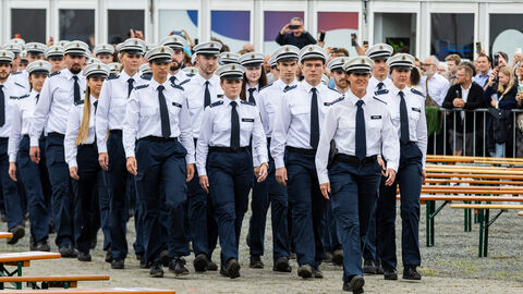 Eine Gruppe von Menschen in Polizeiuniform.