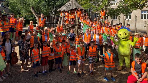 Die Kinder der Wiesbadener Hebbelschule haben zusammen mit Umweltminister Ingmar Jung viel Spaß beim Aktionstag "Sauberhafter Schulweg".