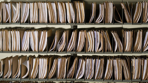 Aktenordner in einem Regal