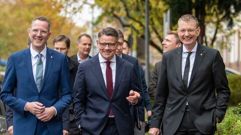 Gesundheitscampus Ministerpräsident Rhein auf dem Geländer der Uniklinik
