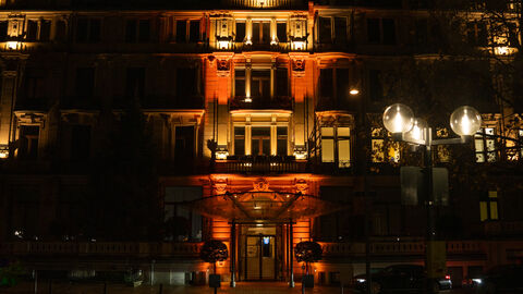 Zum Orange Day werden weltweit jedes Jahr am 25. November Gebäude und Wahrzeichen in Orange beleuchtet, um ein Zeichen gegen Gewalt an Frauen zu setzen. Das Bild zeigt die Hessische Staatskanzlei, in der am selben Tag das Frauensicherheitspaket der Hessischen Landesregierung beschlossen wurde.