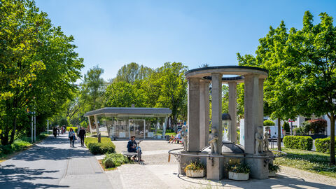 Ein Brunnen in einem Park