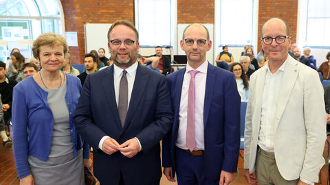 (v.l.n.r): Prof. Dr. Ute Clement (Präsidentin der Universität Kassel), Timon Gremmels (Hessischer Minister für  Wissenschaft und Forschung, Kunst und Kultur), Prof. Dr. Felix Welti (Professor für Sozial- und Gesundheitsrecht, Recht der Rehabilitation und Behinderung an der Universität Kassel) und Dr. Oliver Fromm (Kanzler der Universität Kassel) Eine Frau und vier Männer stehen nebeneinander und blicken in die Kamera