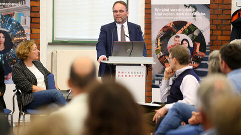 Wissenschaftsminister Timon Gremmels begrüßt die Gäste Wissenschaftsminister Timon Gremmels steht an einem Rednerpult