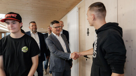 MP vor Ort in Nordhessen Zwei Herren reichen sich die Hände.