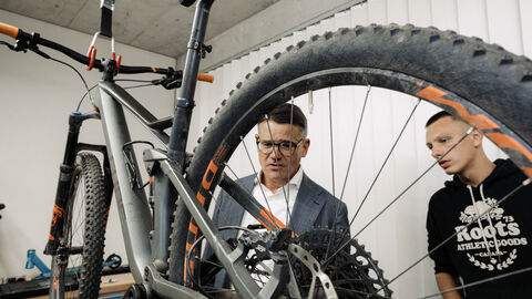 MP vor Ort in Nordhessen Zwei Männer begutachten ein Fahrrad